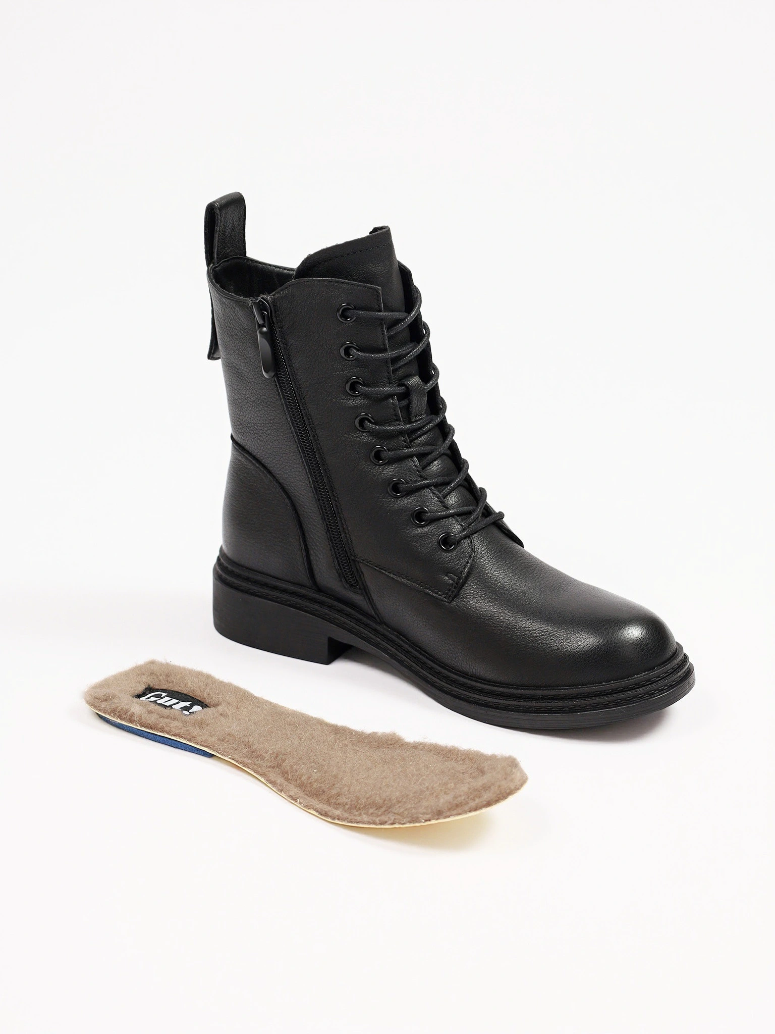 Ботинки черного цвета на среднем широком каблуке